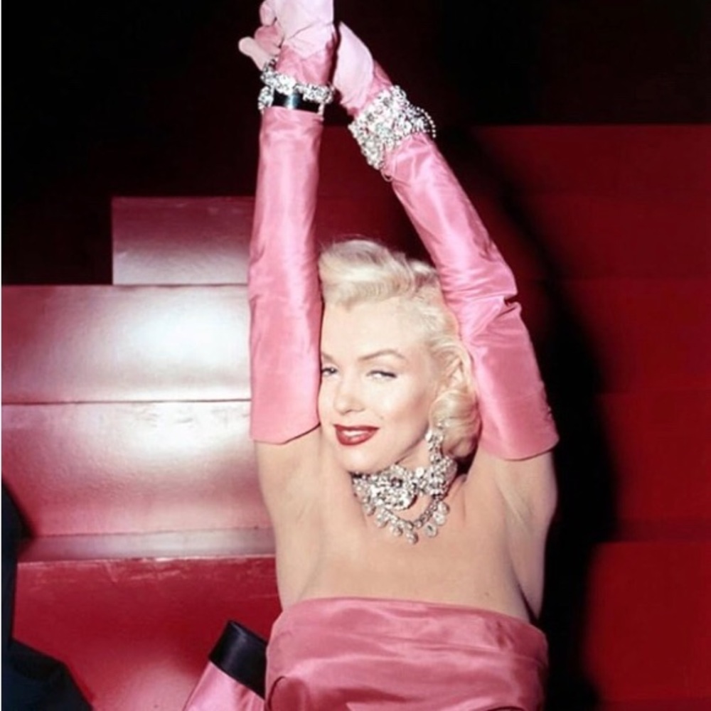 DON’T BE LIKE THE REST OF THEM DARLING!💕🛍️💕